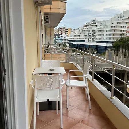 Cozy Twobedroom Apt. Beachfront شقة *