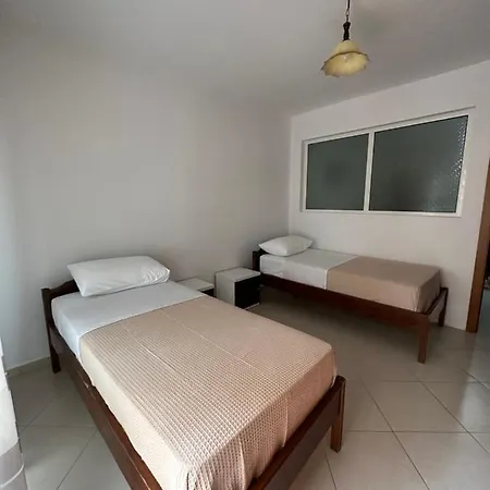 Cozy Twobedroom Apt. Beachfront شقة